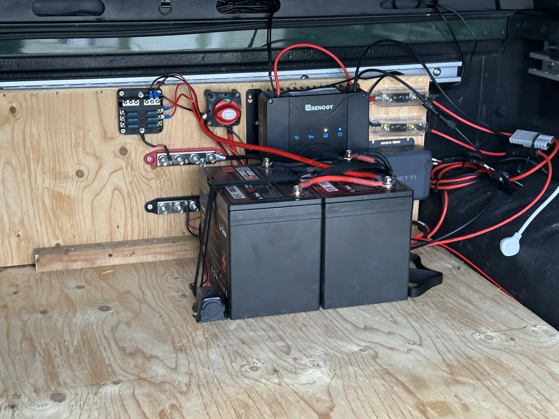 Battery and power wiring inside the build